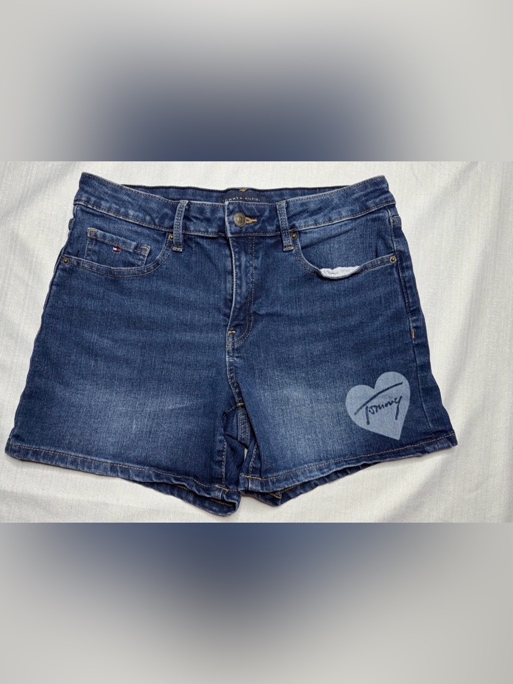 Tommy Hilfiger Women’s Greenwich Mid Rise Denim Shorts Size 6